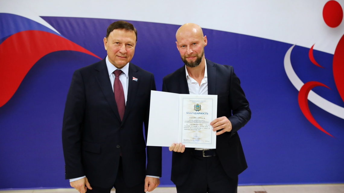 Тренер спортивного клуба «Полюс» Андрей Шутов получил награду от ЗакСа Приморского края