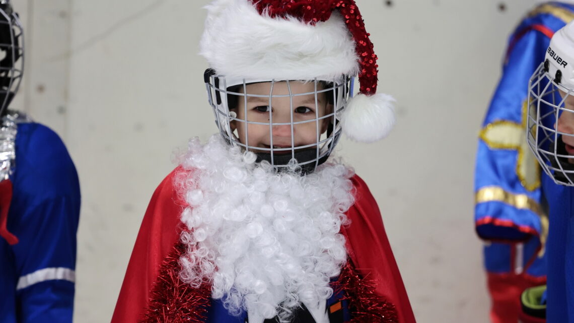 В спортивном клубе «Полюс» провели новогодний утренник для юных фигуристов и хоккеистов